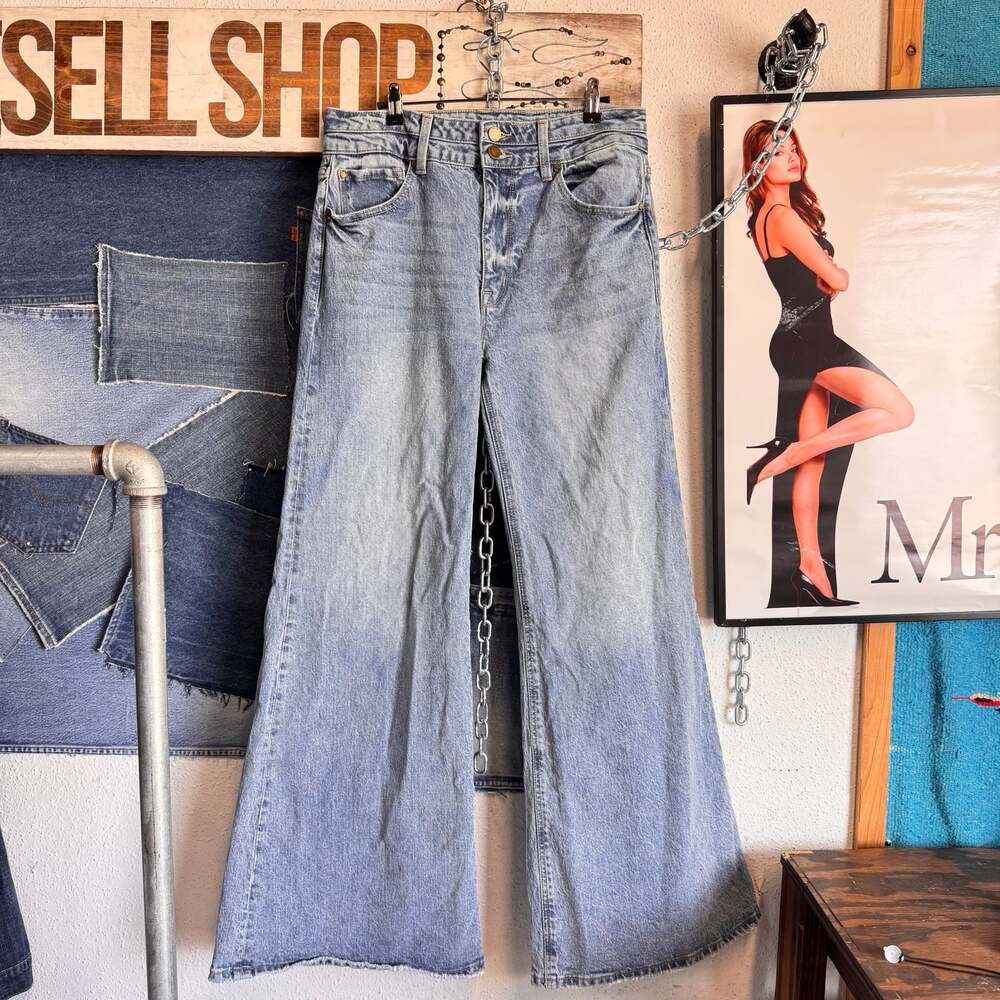 Petra 153 High Rise Double Button Wide Leg Jeans Light Wash